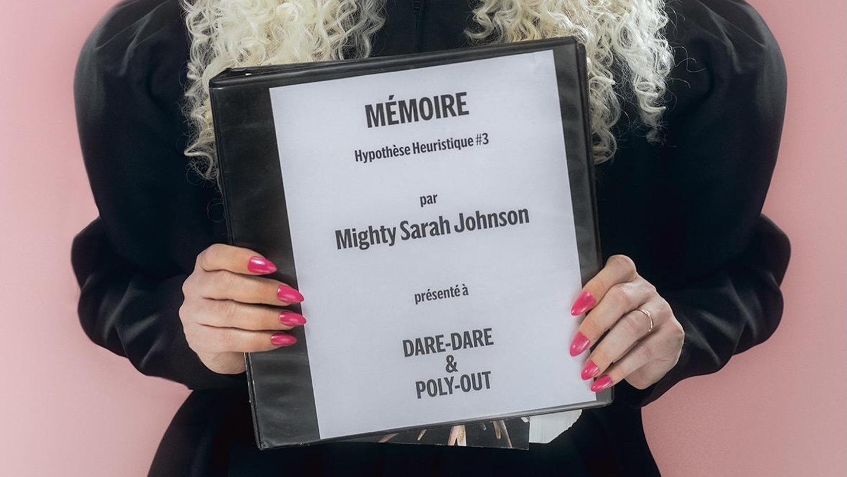 Mighty Sarah Johnson dépose son mémoire sur la table